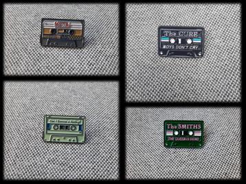 4 mooie pins van cassettebandjes te koop beschikbaar voor biedingen