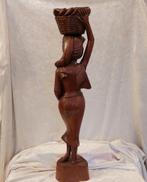 Vrouwelijk beeld met fruitmanden Teakhout. Balinese Art Deco, Ophalen of Verzenden