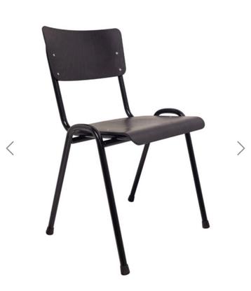 Twee vintage schoolstoelen beschikbaar voor biedingen