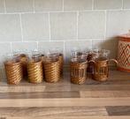 4 vintage theeglazen / 6 frisdrank glazen in rieten houder, Huis en Inrichting, Keuken | Servies, Glas of Glazen, Ophalen of Verzenden