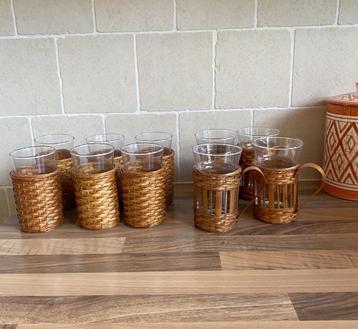 4 vintage theeglazen / 6 frisdrank glazen in rieten houder beschikbaar voor biedingen