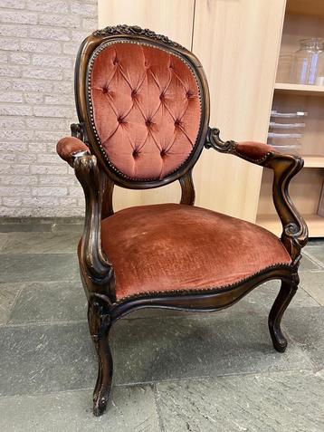 Antieke fauteuil met rood velours beschikbaar voor biedingen