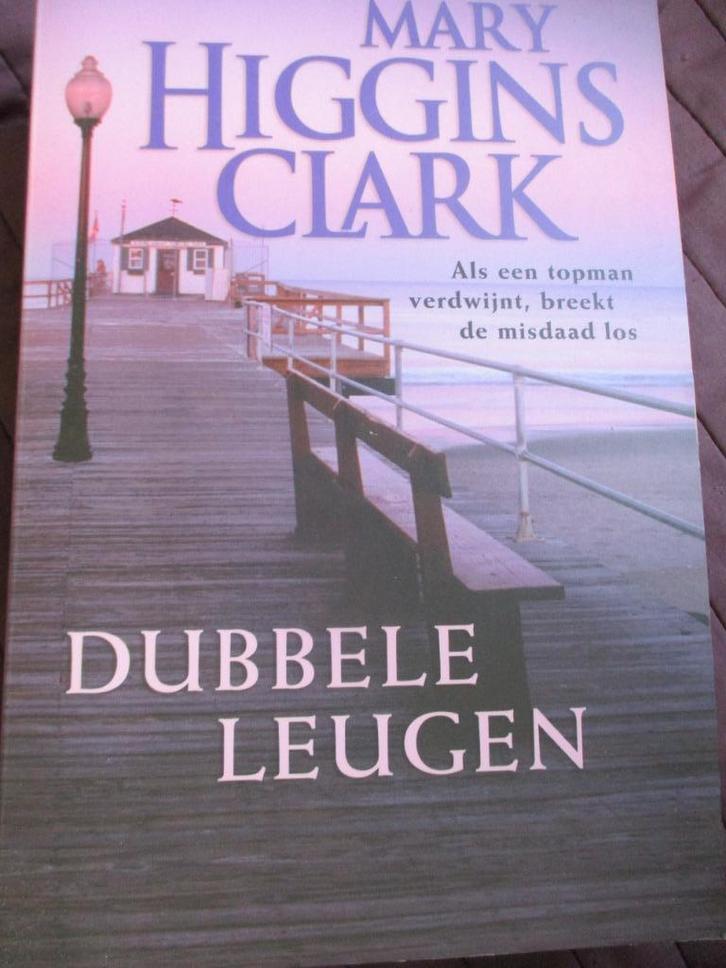 Mary Higgins Clark. "Dubbele Leugen"., Boeken, Thrillers, Zo goed als nieuw, Amerika, Ophalen of Verzenden
