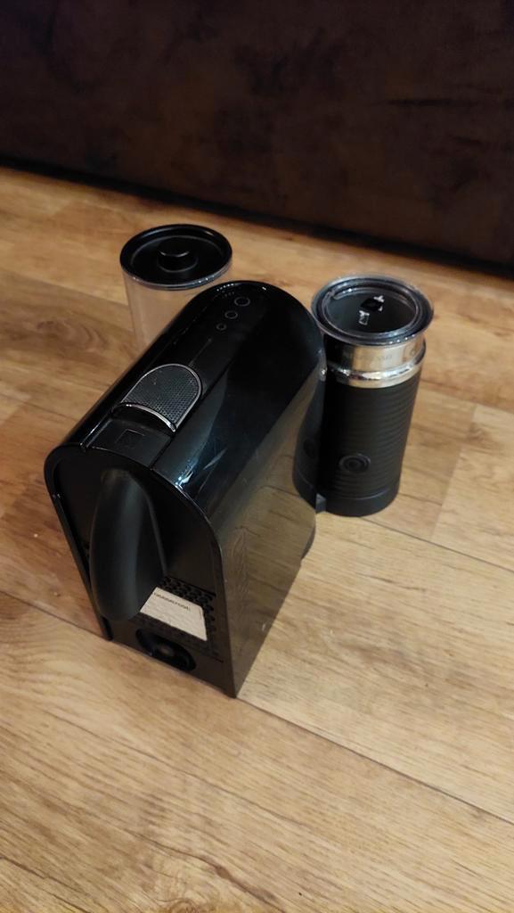 Nespresso Machine met Melkopschuimer, Witgoed en Apparatuur, Koffiezetapparaten, Gebruikt, Koffiepads en cups, Espresso apparaat