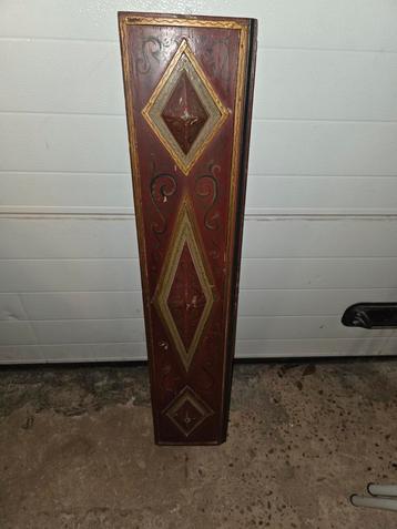 Antieke houten zuil met decoratie beschikbaar voor biedingen
