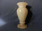 Balustervormige vaas van onyx Italië ca 1970 h. 18,2 cm., Antiek en Kunst, Antiek | Vazen, Ophalen of Verzenden