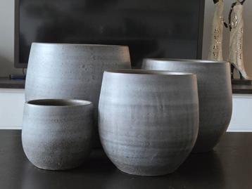Set grote Esra bloempotten, lichtgrijs geglazuurd €35 beschikbaar voor biedingen