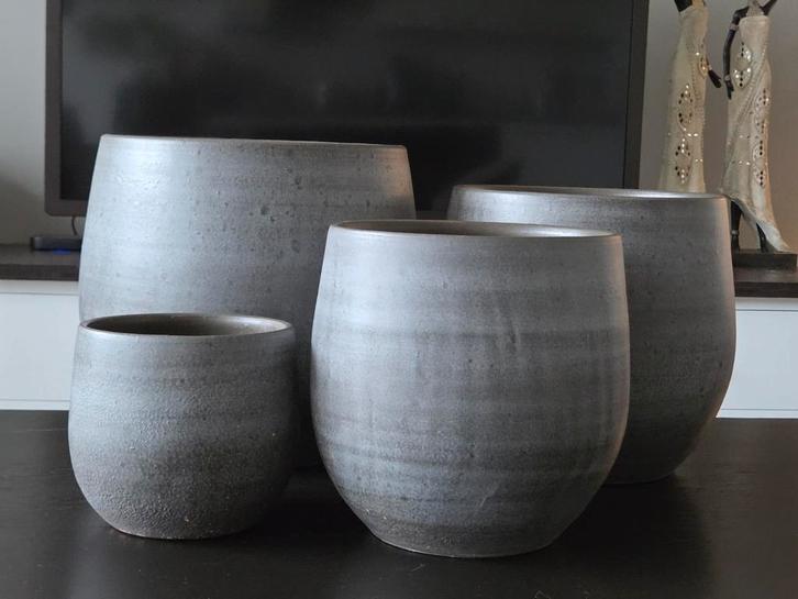 Set grote Esra bloempotten, lichtgrijs geglazuurd €35, Tuin en Terras, Bloempotten, Gebruikt, Aardewerk, Binnen, Minder dan 40 cm