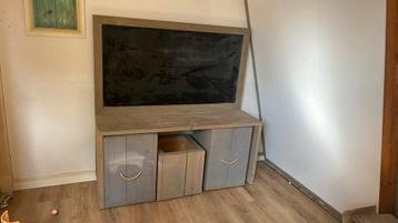Bureautje met krijtbord  beschikbaar voor biedingen