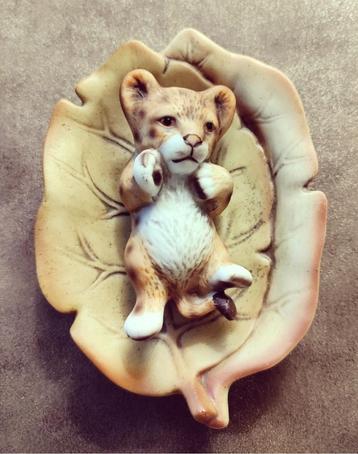 VINTAGE HARVEY KNOX SLEEPING BABY TIGER beschikbaar voor biedingen