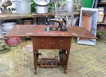 Drie oude naaimachines voor de liefhebber beschikbaar voor biedingen