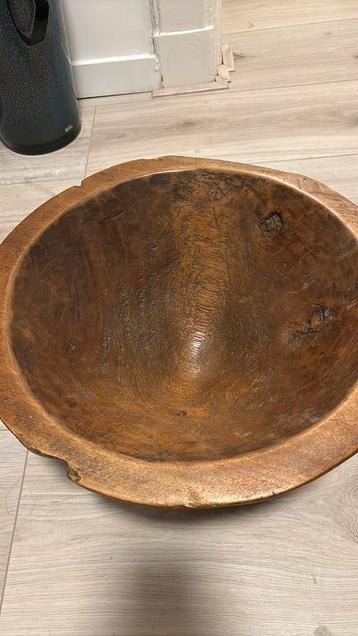 Grote houten schalen beschikbaar voor biedingen