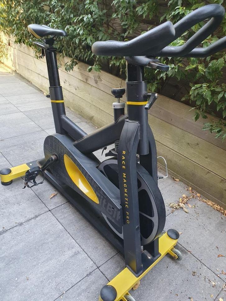 Spinningfiets Race Magnetic Pro, Sport en Fitness, Fitnessapparatuur, Gebruikt, Spinningfiets, Metaal, Ophalen