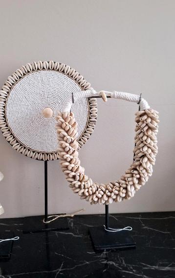 Beige en witte echte schelpenketting op voet | japandi stijl beschikbaar voor biedingen