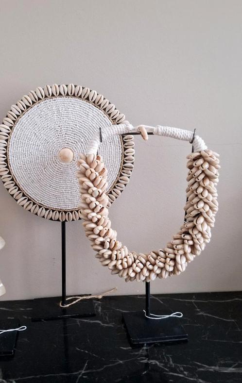 Beige en witte echte schelpenketting op voet | japandi stijl, Huis en Inrichting, Woonaccessoires | Kransen, Nieuw, Ophalen of Verzenden
