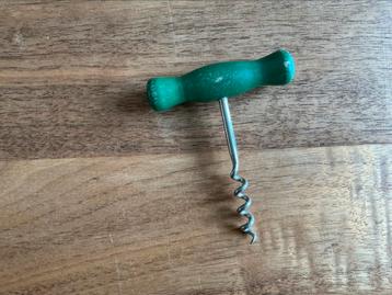Ouderwetse kurkentrekker - groen houten handvat beschikbaar voor biedingen