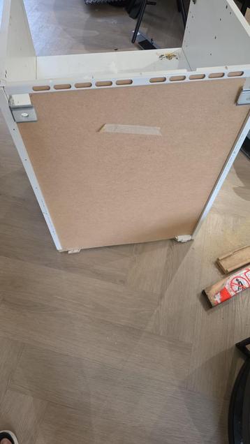 Witte kast met planken