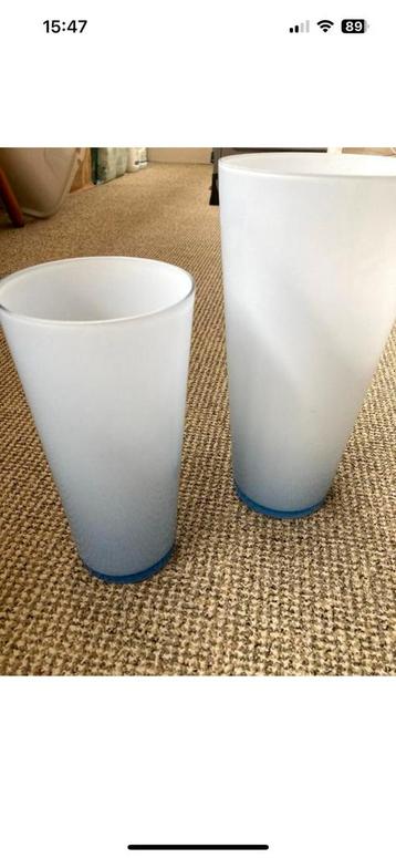 2 mooie vazen met blauwe gloed erin beschikbaar voor biedingen