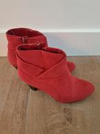 Rode suede laarsjes - maat 5, Kleding | Dames, Schoenen, Lage of Enkellaarzen, Ophalen of Verzenden, Gedragen, Woolworth