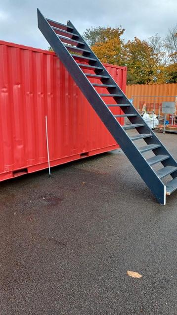Houten trap met spijlen en leuning 380 hoog beschikbaar voor biedingen