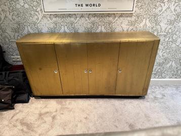 Kast goud  beschikbaar voor biedingen