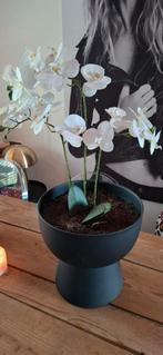 Gave zwarte metalen pot op voet met kunst orchideeën, Ophalen of Verzenden, Zo goed als nieuw
