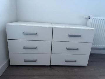 2 nette witte nachtkastjes beschikbaar voor biedingen