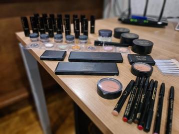 Diversen make-up ; lipstick, eyeliner enz. beschikbaar voor biedingen