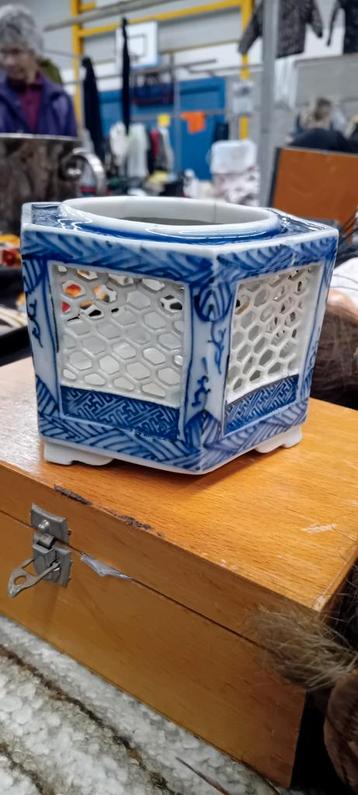 Antieke Japanse porseleinen wierookbrander. 6 hoekig beschikbaar voor biedingen