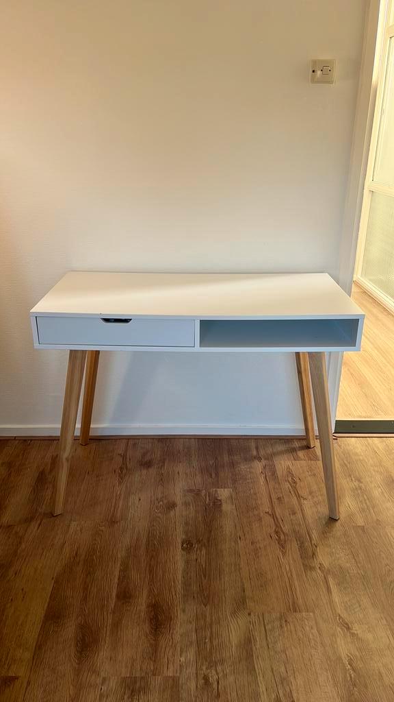 Bureau JYSK, Huis en Inrichting, Bureaus, Zo goed als nieuw, Bureau, Ophalen