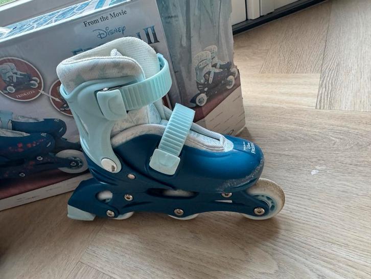 Frozen Skeelers inclusief Helm Maat 27-30, Kinderen en Baby's, Speelgoed | Buiten | Rolschaatsen, Gebruikt, Kinderen, Verstelbaar
