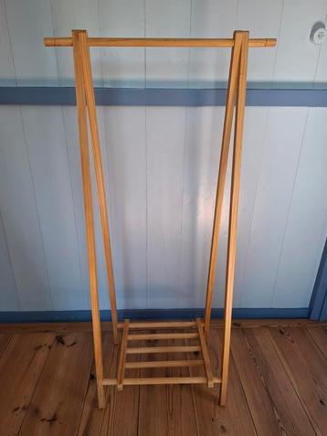 Leuk houten kledingrek met schoenenrek. Inklapbaar.