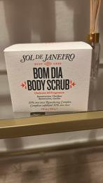 Sol de janeiro bom dia body scrub 220g grote pot nieuw, Sieraden, Tassen en Uiterlijk, Uiterlijk | Lichaamsverzorging, Ophalen of Verzenden