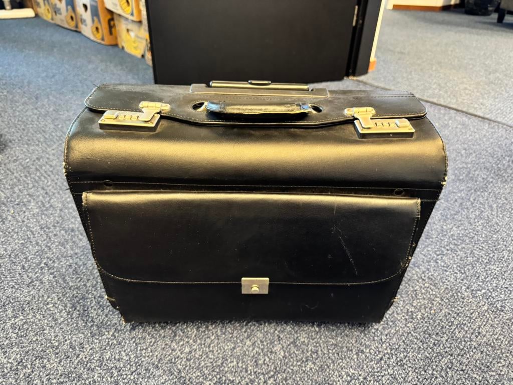 Leren aktekoffer met wieltjes uitschuifbaar handvat 45x25x35, Wieltjes, Gebruikt, Ophalen of Verzenden, Minder dan 35 cm