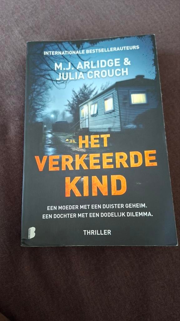 Het verkeerde kind- thriller | M.J. Arlidge & Julia Crouch, Ophalen of Verzenden, Zo goed als nieuw