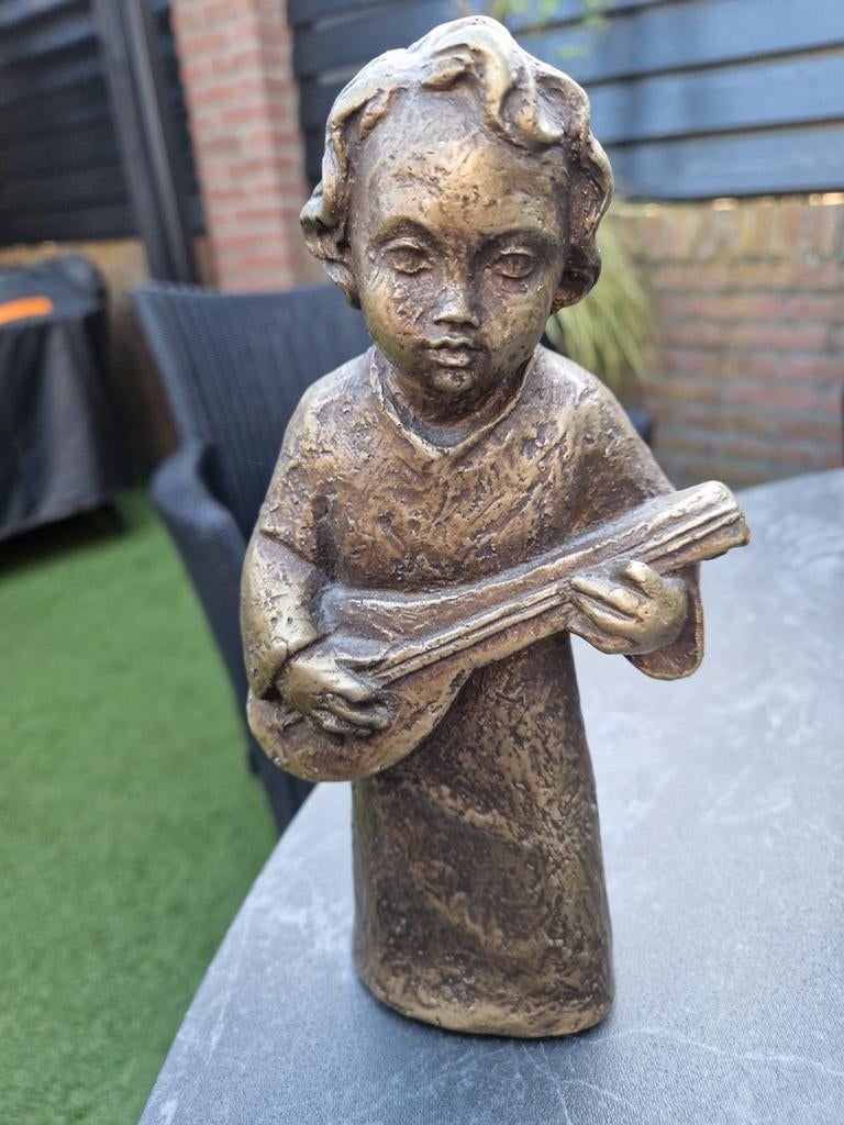 bronzen beeld jongen speelt gitaar 23cm, Ophalen of Verzenden