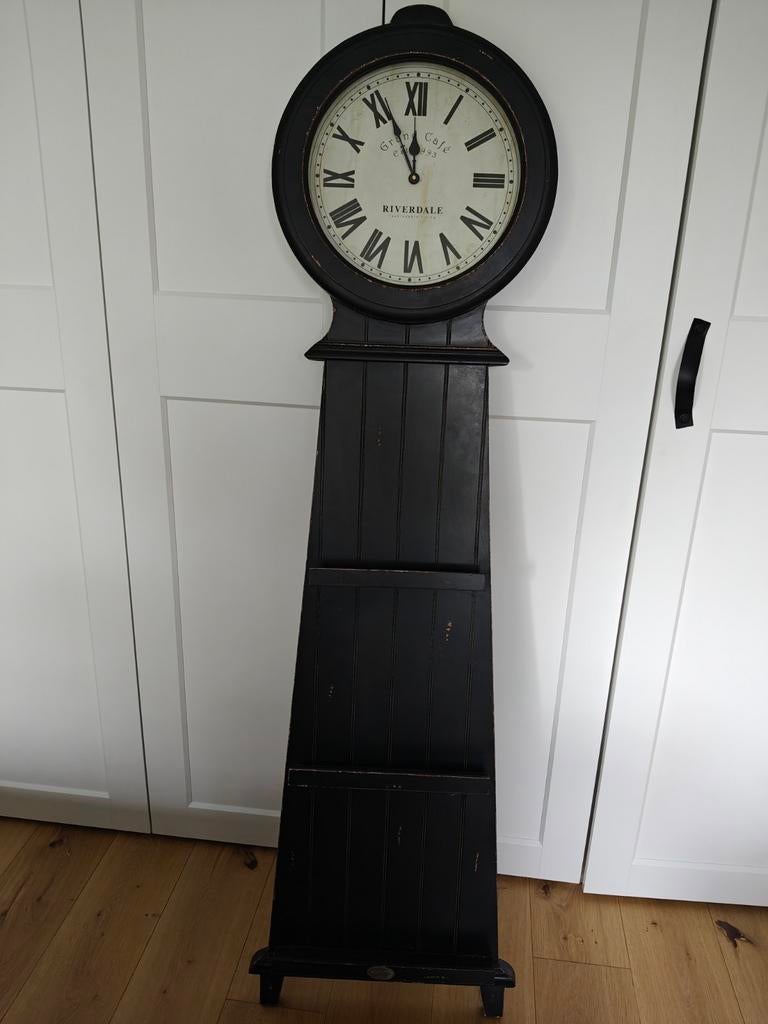 Riverdale staande klok / tijdschriftenrek zwart, Huis en Inrichting, Ophalen, Gebruikt, Analoog, Staande klok