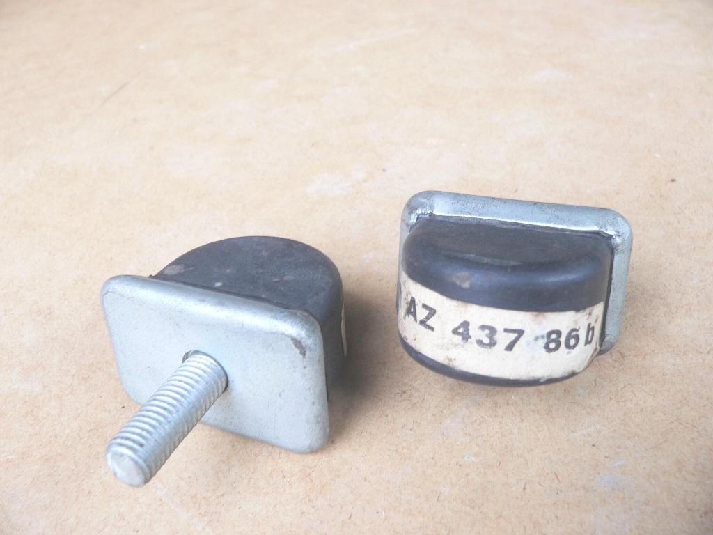 TWEE MAAL STOOTRUBBER VOORZIJDE DRAAGARM 2CV ORIGINEEL, Ophalen