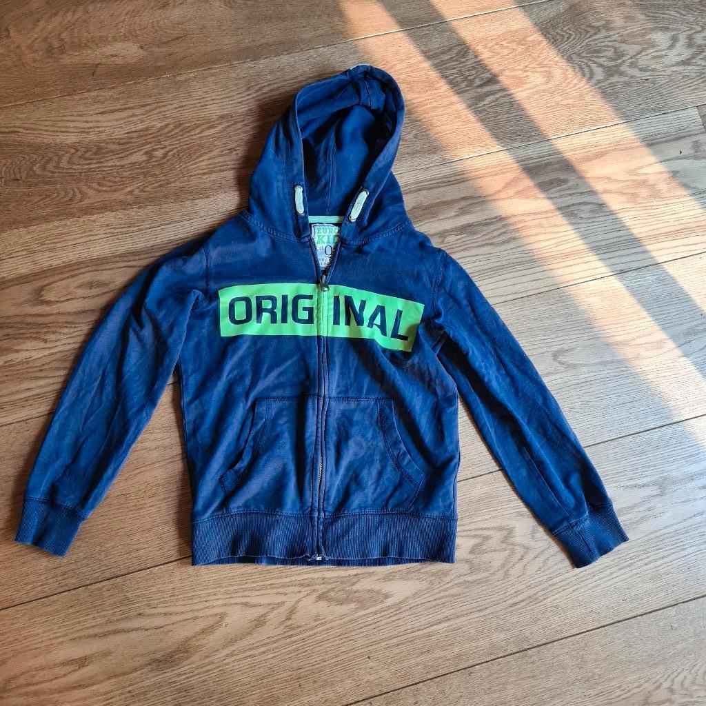 Blauw vest met fel groene opdruk maat 134-140, Kinderen en Baby's, Kinderkleding | Maat 134, Ophalen of Verzenden, Gebruikt, Jongen