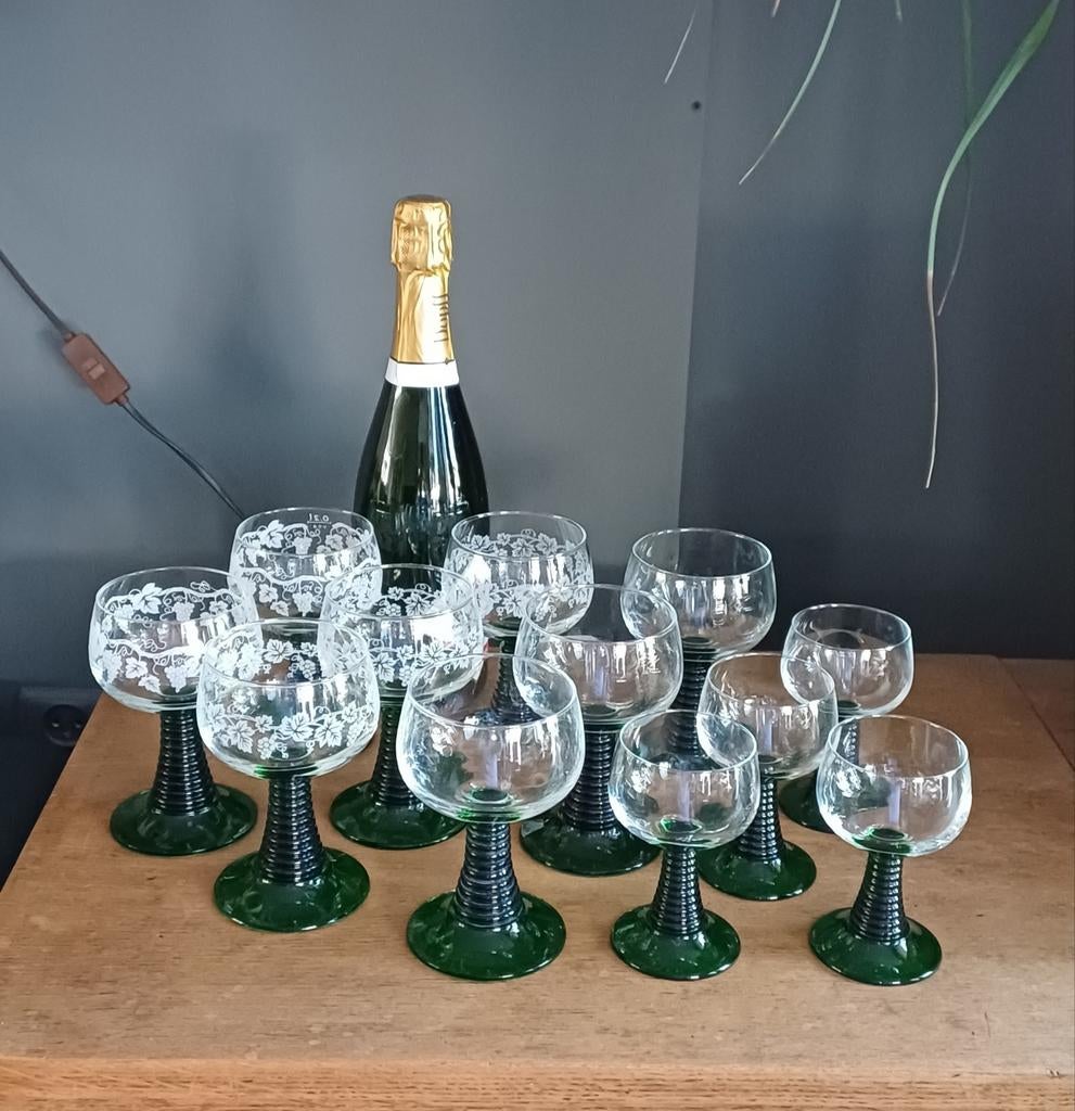 Set van 12 vintage Franse Roemer glazen groene ribbel voet, Ophalen of Verzenden