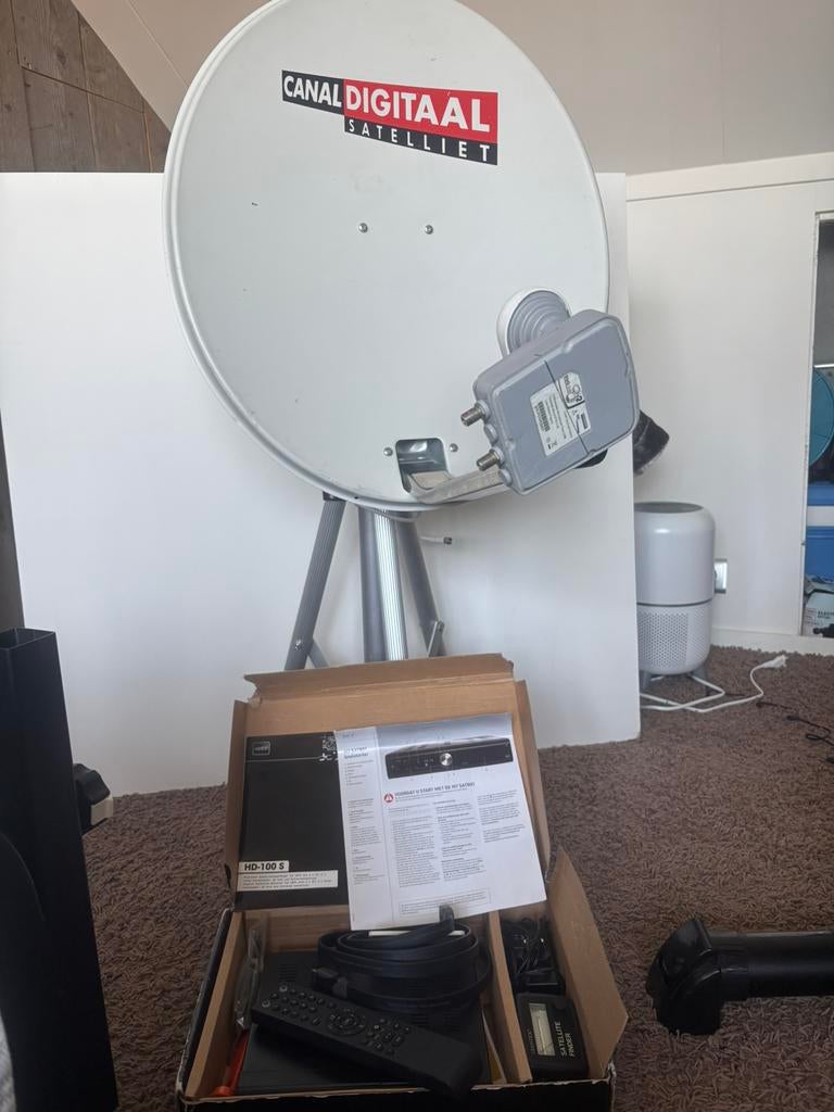 Schotelantenne met canal digitaal kastje, Ophalen, Zo goed als nieuw