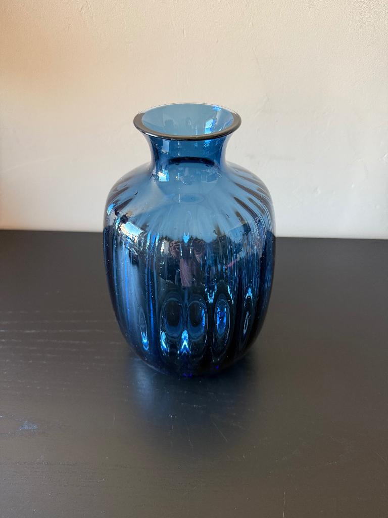 Blauwe vaas van Kwantum, Blauw, Ophalen of Verzenden, Minder dan 50 cm, Glas