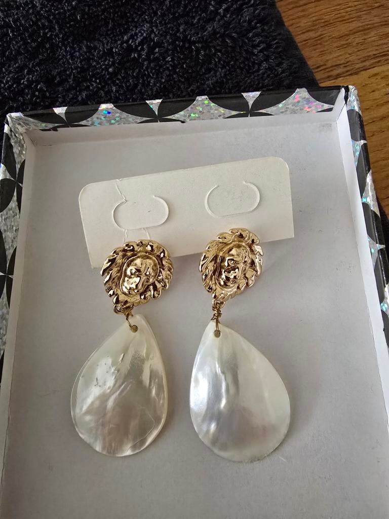 Te koop wit met goudkleurige oorbellen, stekers, merk Viva., Overige materialen, Wit, Ophalen of Verzenden, Zo goed als nieuw