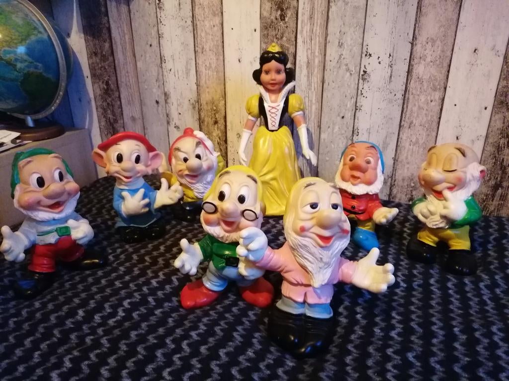 Sneeuwwitje + 7 dwergen Disney., Ophalen of Verzenden, Zo goed als nieuw, Beeldje of Poppetje