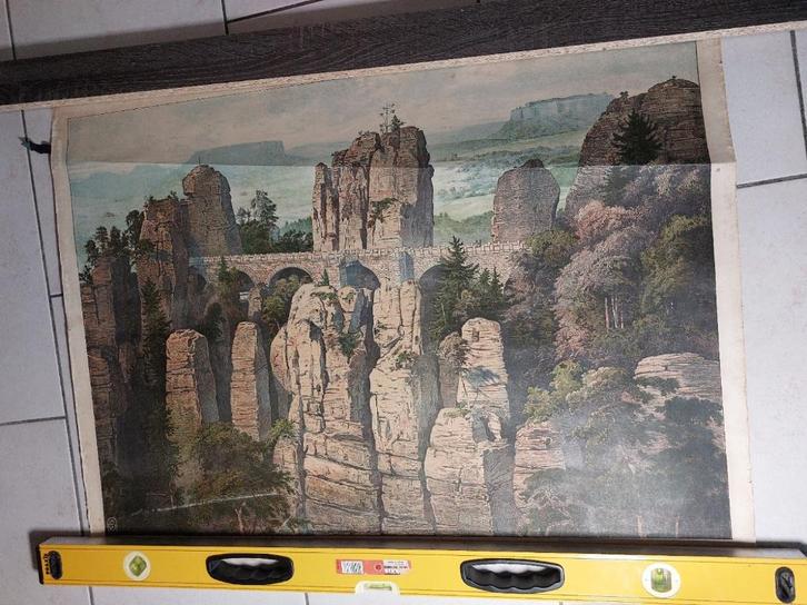 schoolwandkaart Das Elbsandstein-Gebirge, Die Bastei-Brücke, Antiek en Kunst, Antiek | Schoolplaten, Aardrijkskunde, Ophalen of Verzenden
