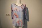 Marccain zijde top hemels blauw met kleurrijke bloemen N5/42