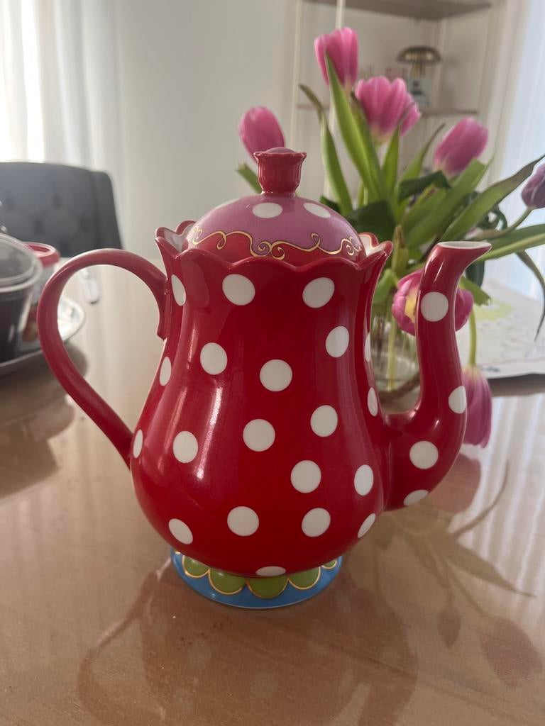 Oilily theepot rood/roze met witte stippen, Keramiek, Overige typen, Ophalen of Verzenden, Zo goed als nieuw