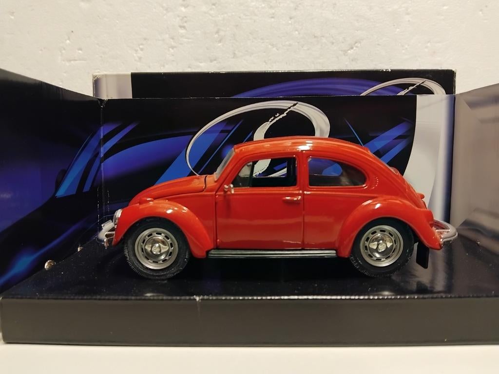 Maisto 1:24 Volkswagen Kever 1303 rood Special Edition, Ophalen of Verzenden, Zo goed als nieuw, Auto, Maisto