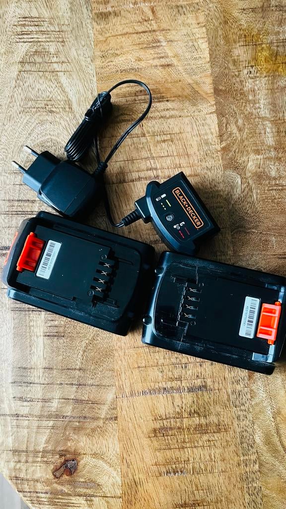 GERESERVEERD Black & Decker 18v lithium accu's met oplader, Ophalen, Gebruikt