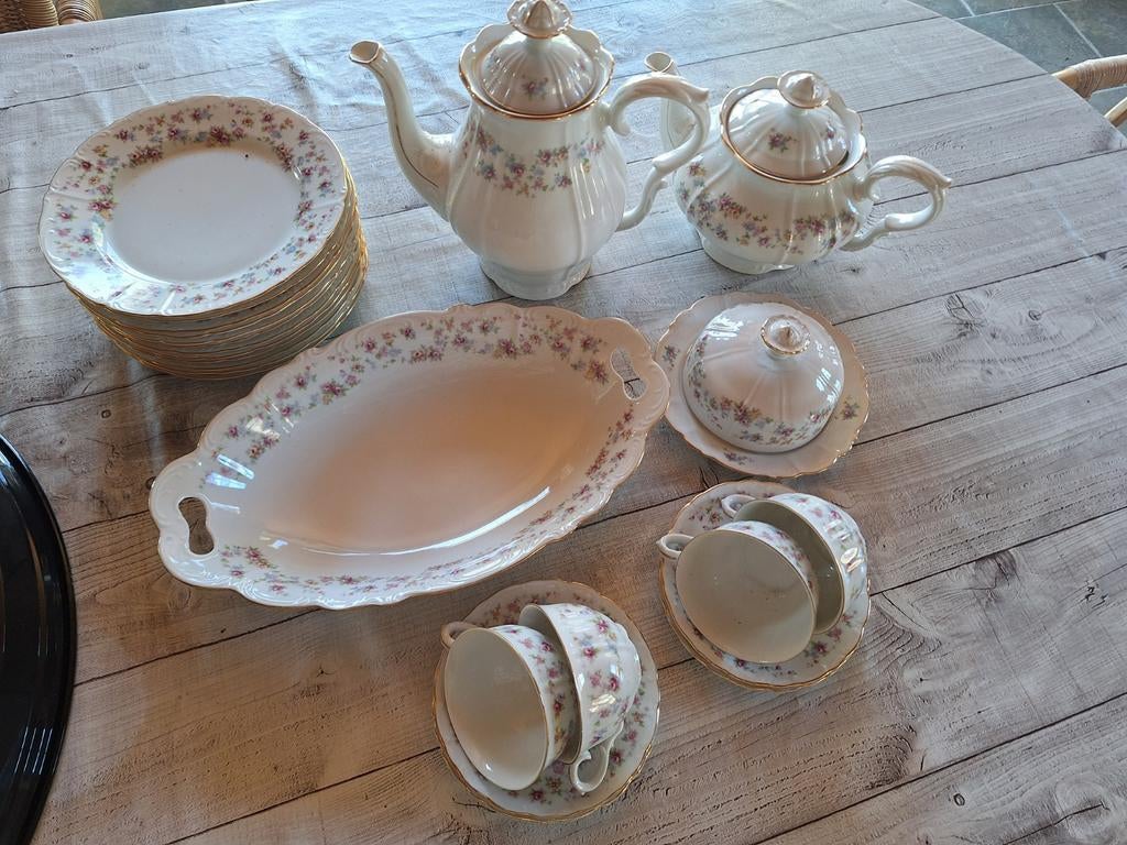 Prachtig servies met bloemmotief en gouden rand, Antiek en Kunst, Antiek | Servies compleet, Ophalen
